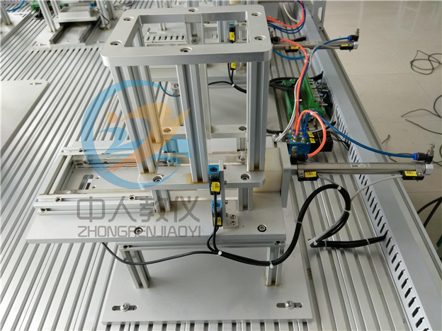 产业机器人与智能视觉体系利用实训拆卸,机器人实训台，大供料单位